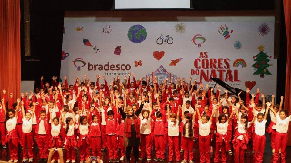 Natal do Palácio Avenida terá participação do público por meio de aplicativo A maestrina Dulce Primo com as crianças na apresentação do Natal do Bradesco 2019