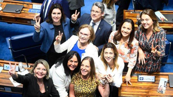 Bancada feminina do Senado comemora aprovação da PEC do Feminicídio