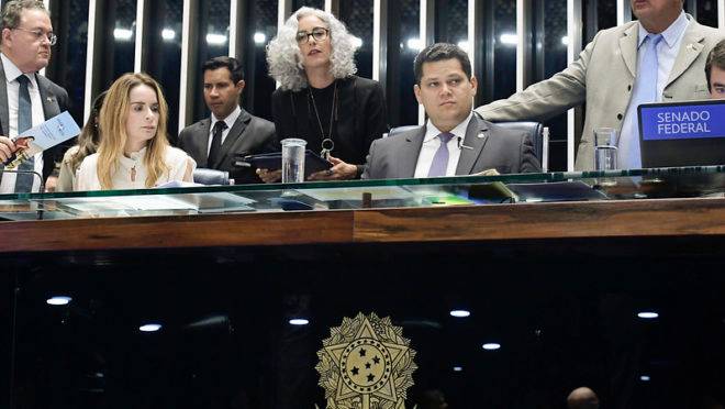 Plenário do Senado Federal durante sessão deliberativa ordinária. Ordem do dia.rrParticipam:rsenadora Daniella Ribeiro (PP-PB);rsenador Roberto Rocha (PSDB-MA);rdiretora da Secretaria de Comunicação Social (Secom), jornalista Érica Ceolin;rpresidente do Senado Federal, senador Davi Alcolumbre (DEM-AP). rrFoto: Waldemir Barreto/Agência Senado