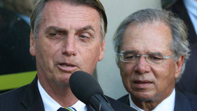 Bolsonaro e Guedes apresentaram reforma administrativa, que inclui extinção de municípios, na terça-feira (5)