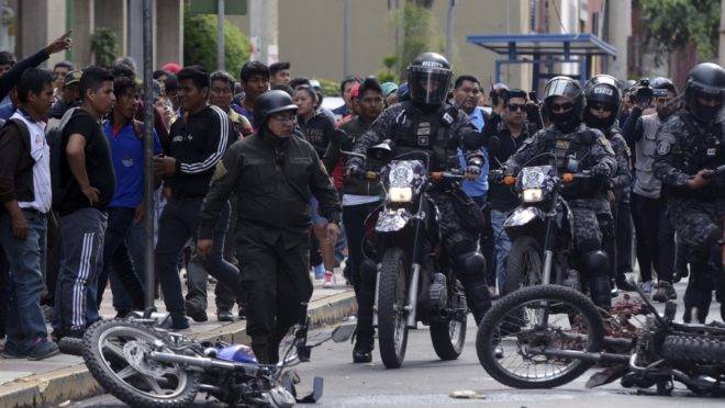 Polícia de choque em confronto com apoiadores do Movimento ao Socialismo, em manifestação em apoio ao presidente boliviano Evo Morales em Cochabamba, 6 de novembro de 2019