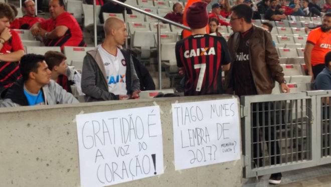 Protestos contra Tiago Nunes na Arena da Baixada