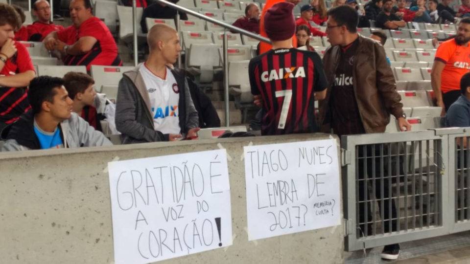 Torcedores do Athletico criticam Tiago Nunes com cartazes na Baixada Protestos contra Tiago Nunes na Arena da Baixada