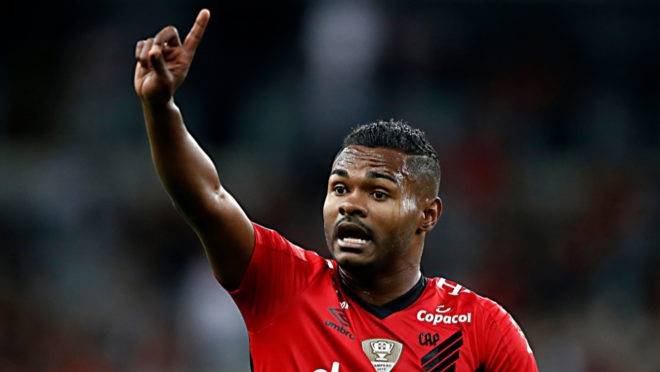 Nikão foi mal no empate do Athletico com o Cruzeiro