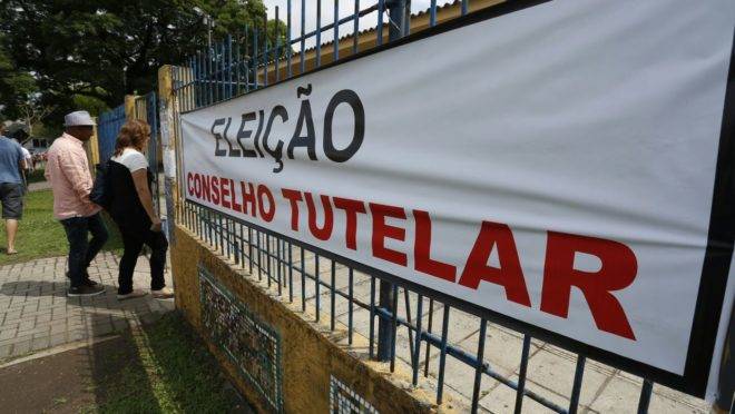 Seis regionais de Curitiba elegem conselheiros tutelares neste domingo (10).