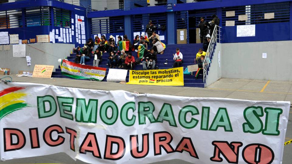 Manifestantes da oposição ocupam um cargo público na parte sul de La Paz