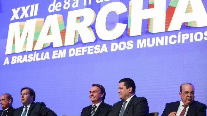Rodrigo Maia, Jair Bolsonaro e Davi Alcolumbre na Marcha pelos Municípios, em Brasília