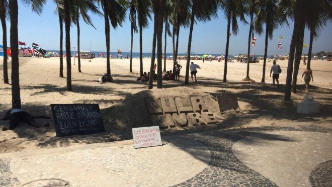 Nas areias de Copacabana, até este escultor já percebeu que se dizer vítima de censura agrega valor à obra de arte - por pior que ela seja.