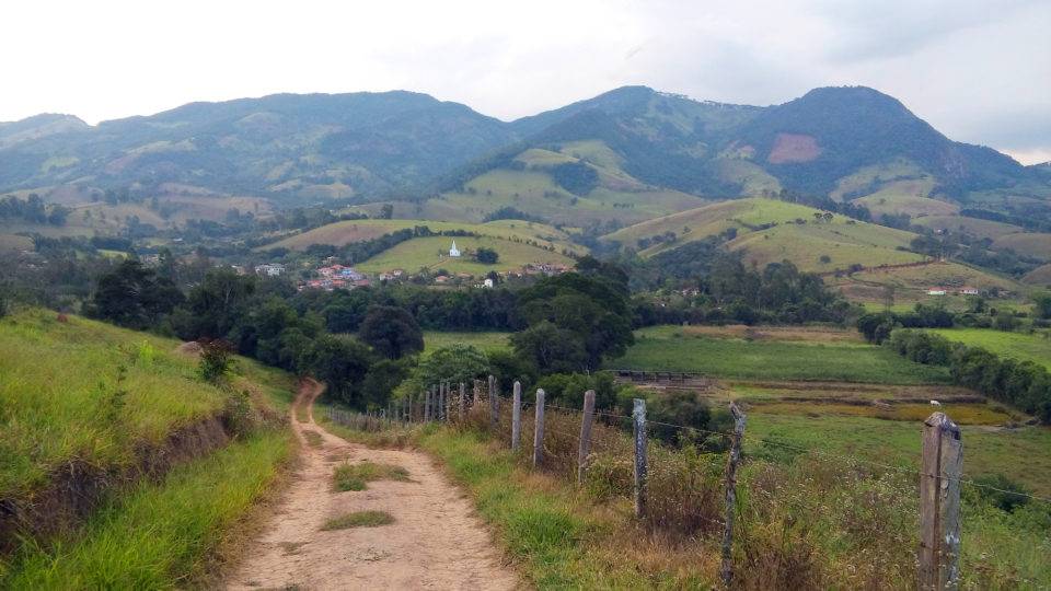 Estrada de terra no município mineiro de Dom Viçoso.