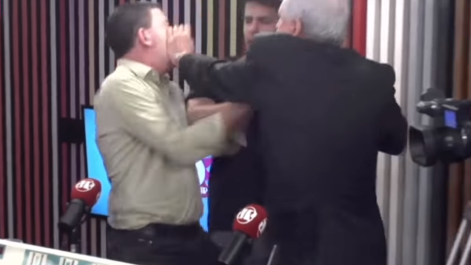 Augusto Nunes agride Glenn Greenwald, que revida: ânimos exaltados.