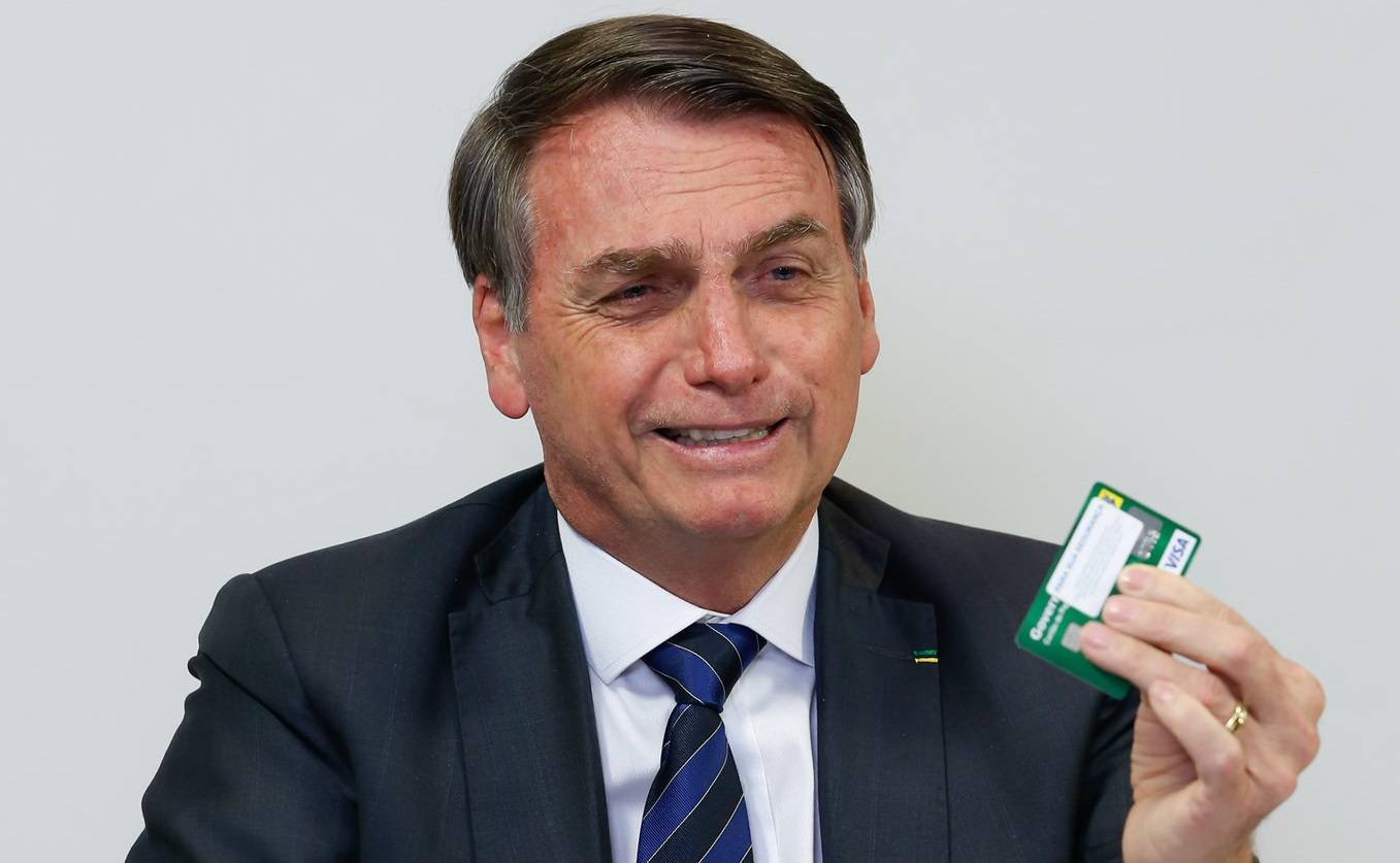 Em live nas redes sociais no dia 8 de agosto, o presidente Jair Bolsonaro prometeu abrir o sigilo do seu cartão corporativo.
