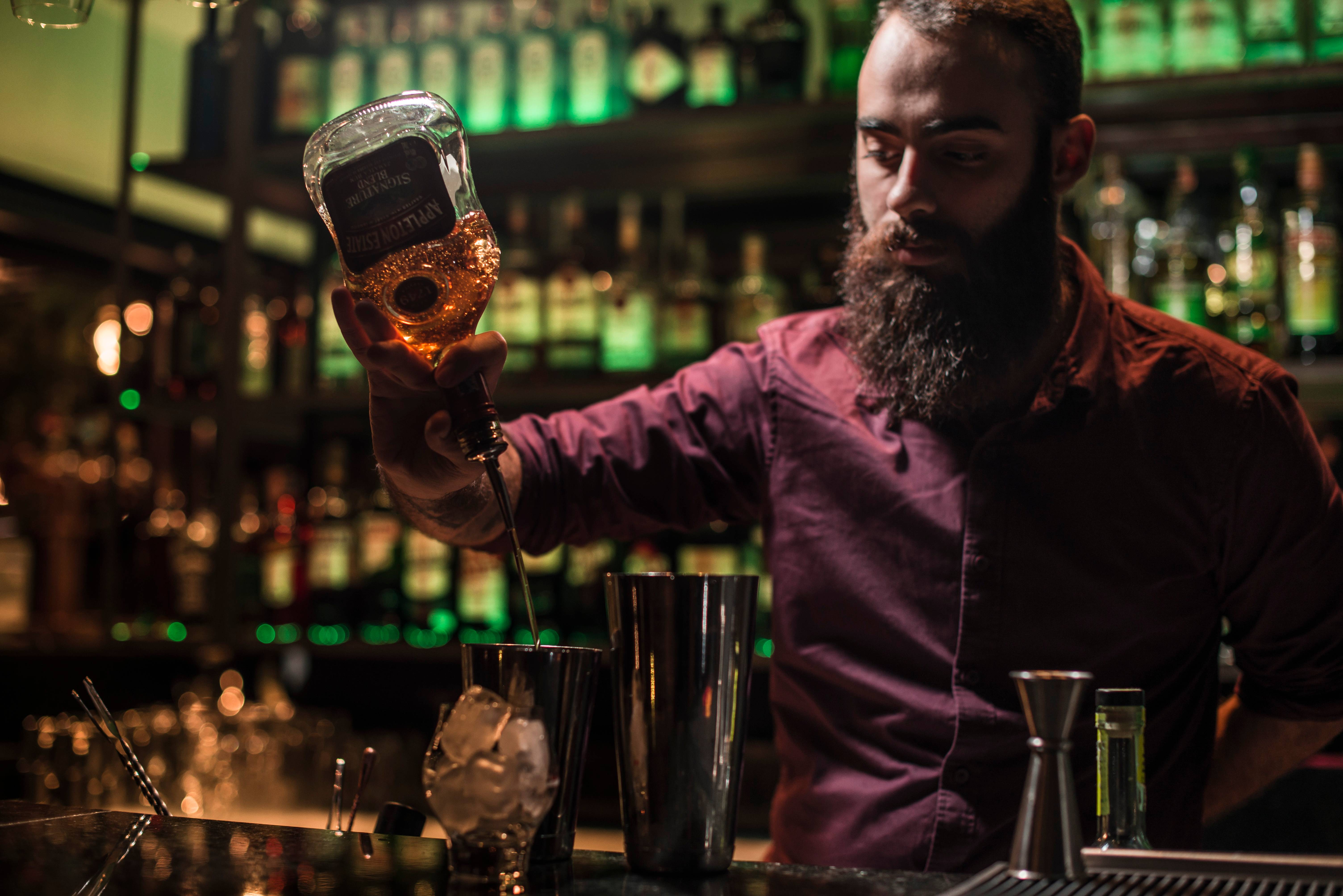 Preparo de drink no Dom Bar faz parte da experiência de consumir um bom drink