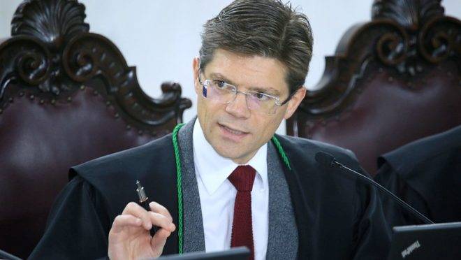 Conselheiro Ivens Linhares, do Tribunal de Contas do Estado do Paraná (TCE-PR)