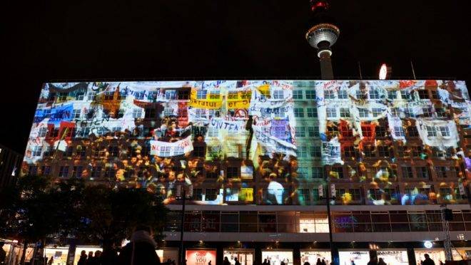 Projeções em prédios na Alexanderplatz, na capital alemã, durante celebrações do aniversário de 30 anos da queda do Muro de Berlim. 4 de novembro de 2019