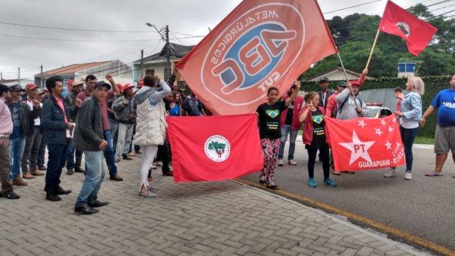 A movimentação em frente à superintendência da Polícia Federal, em Curitiba.