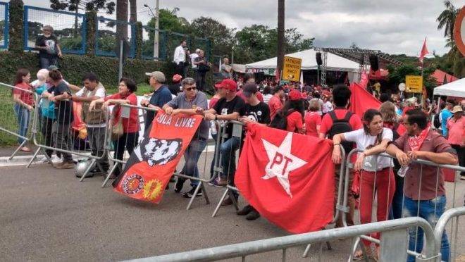 Entorno da PF em Curitiba está movimentado nesta sexta-feira (8)