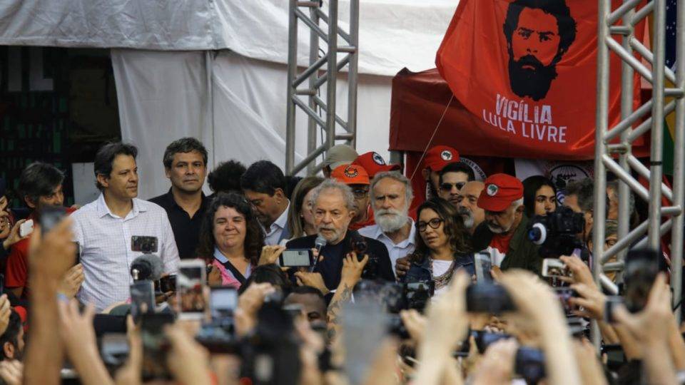Lula discursou para apoiadores na saída da prisão.