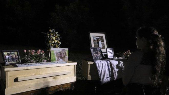 Menina observa caixões de Rhonita Miller e quatro de seus filhos, que estavam entre as nove vítimas do massacre em 4 de novembro no México