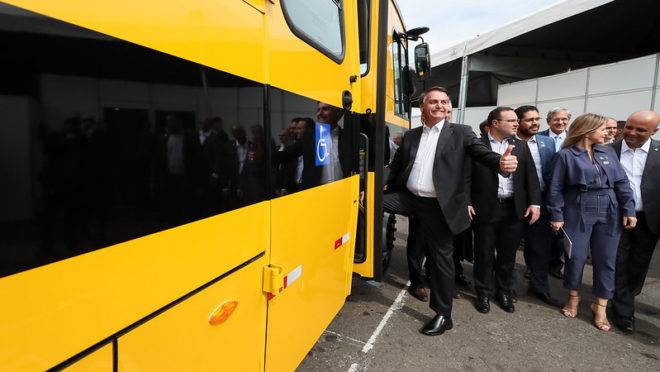 Bolsonaro entregou ônibus escolares a municípios de Goias nesta sexta-feira