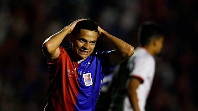 Bruno Rodrigues lamenta chance perdida no primeiro tempo. Foto: Albari Rosa/Gazeta do Povo