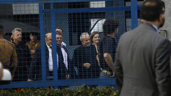 Lula deixa a cadeia em Curitiba: prisão em 2ª instância ameaça obstruir a pauta do Congresso.