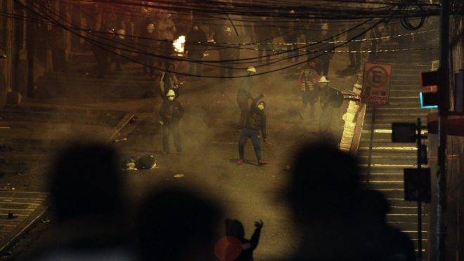 Confronto entre mineiros apoiadores do governo de Evo Morales na Bolívia (no topo) e estudantes em La Paz, 7 de novembro de 2019