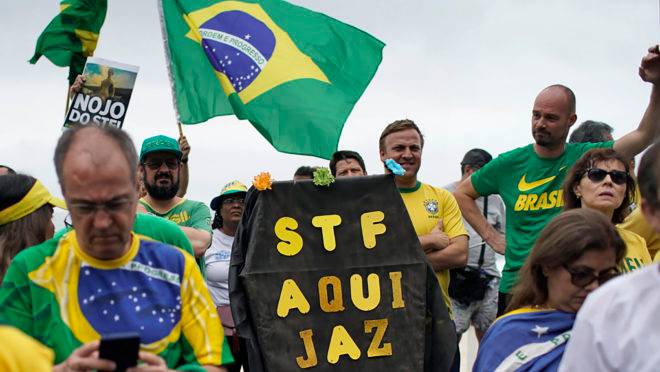 Manifestantes protestam contra o STF no Rio de Janeiro