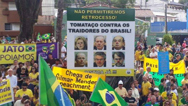 Protesto contra o STF em frente da Justiça Federal, em Curitiba.