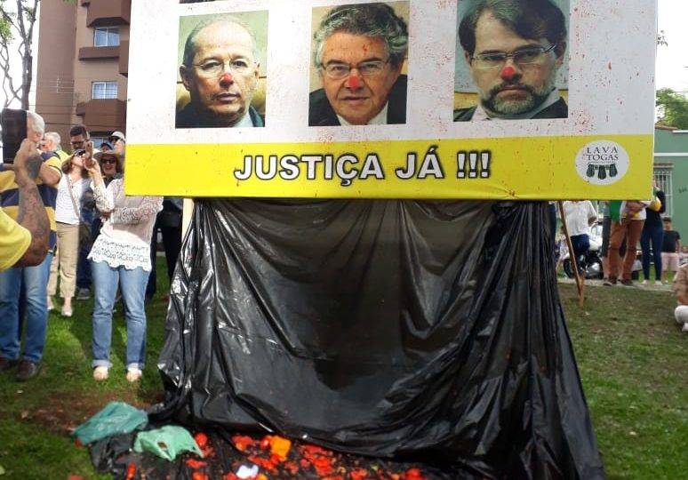 Em Curitiba, manifestantes jogaram tomates em cartaz com fotos de ministros do STF.