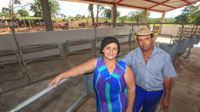 Os pecuaristas Marilza e Lindomar Bueno estão investindo em um novo estábulo que vai possibilitar ordenhar até 12 vacas simultaneamente, o que vai dobrar a capacidade de produção da fazenda.