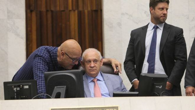 Da esquerda para a direita, os deputados estaduais Luiz Claudio Romanelli (PSB), Ademar Traiano (PSDB) e Requião Filho (MDB)