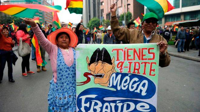 Boliviana protesta em La Paz em meio à suspeita de fraude na eleição presidencial.