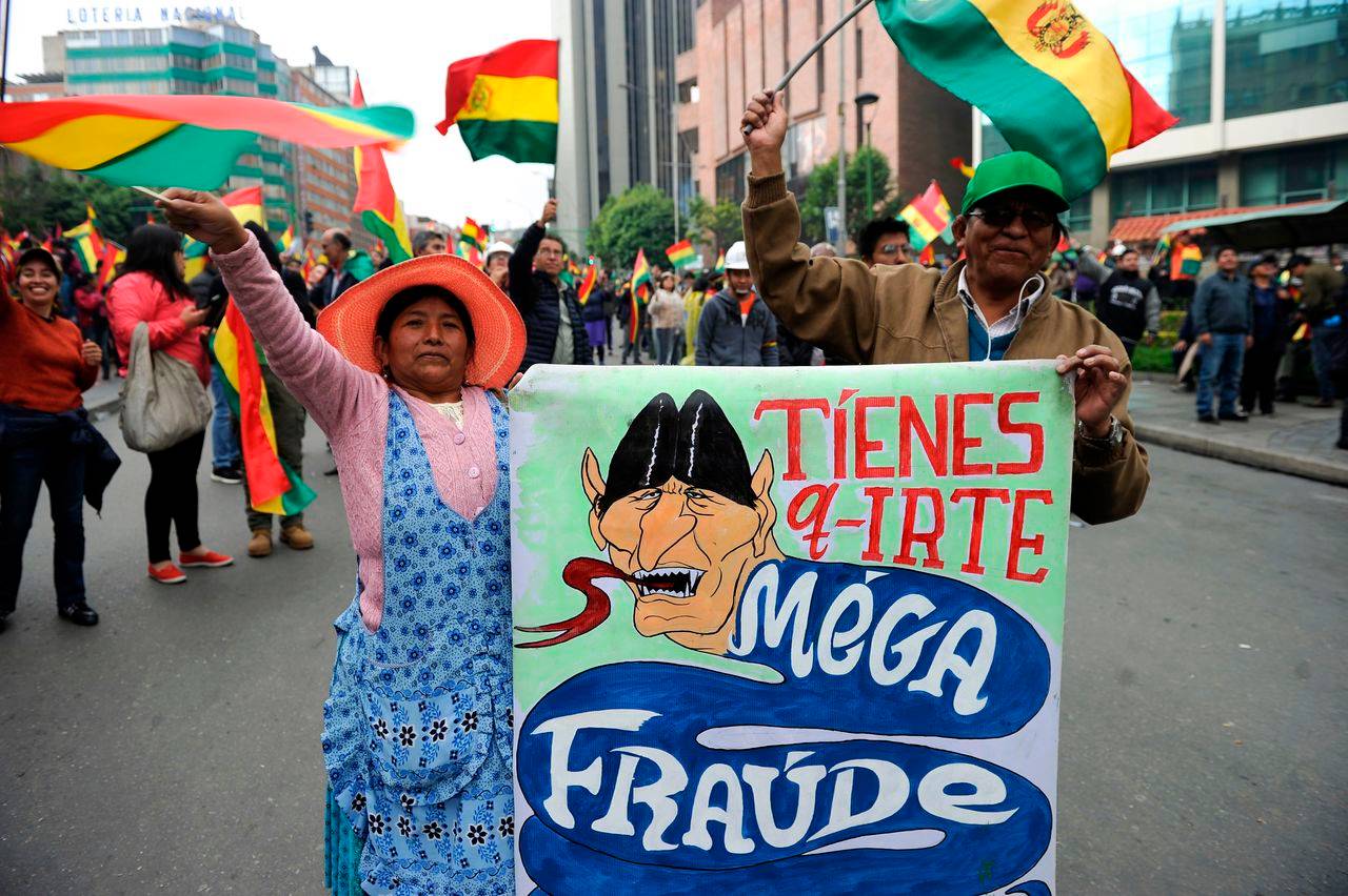Boliviana protesta em La Paz em meio à suspeita de fraude na eleição presidencial.
