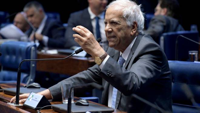 Oriovisto Guimarães fala no plenário do Senado.