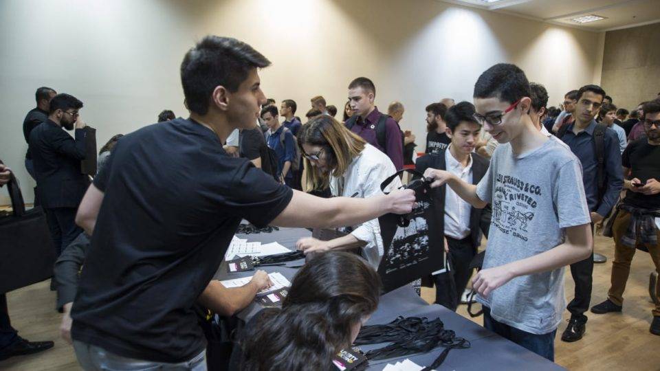 Millennials brasileiros rejeitam o socialismo e abraçam o liberalismo Ao contrário do que acontece nos EUA, onde os jovens se interessam cada vez mais pelo socialismo, no Brasil os millenniais descobrem o liberalismo.