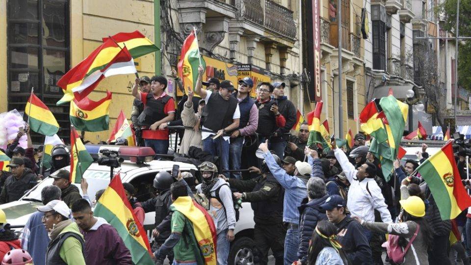Bolívia vive caos e vácuo de poder após renúncia de Evo Morales. Foi golpe? Luis Fernando Camacho, líder cívico de oposição na Bolívia, agita uma bandeira nacional em La Paz, 10 de novembro de 2019