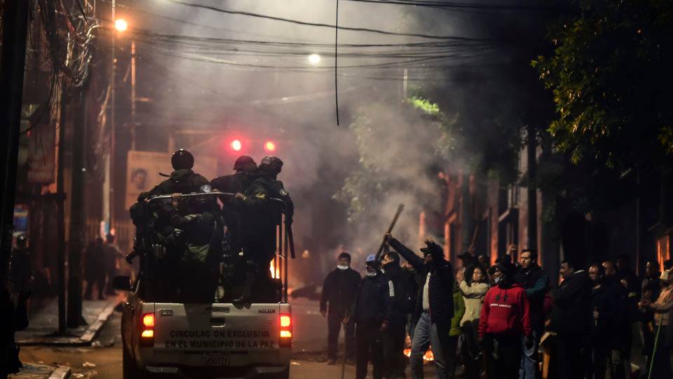 Policiais patrulham ruas de La Paz, na Bolívia