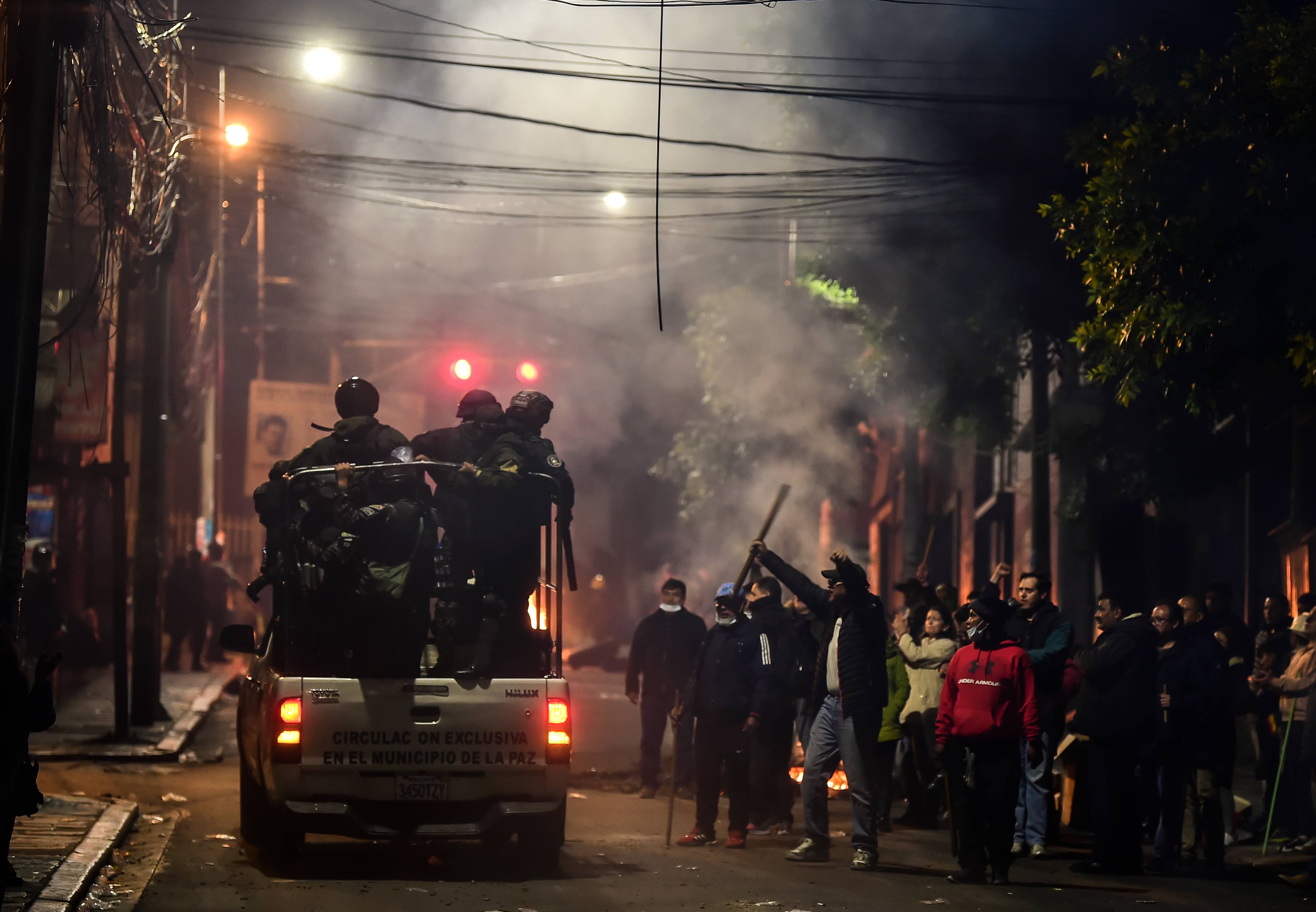 Policiais patrulham ruas de La Paz, na Bolívia