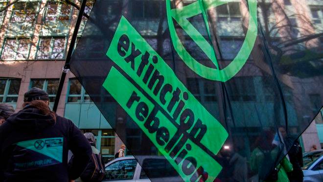 Uma candidata do Partido Verde do Reino Unido foi inocentada de uma acusação criminal só porque ela se preocupa com as mudanças climáticas.