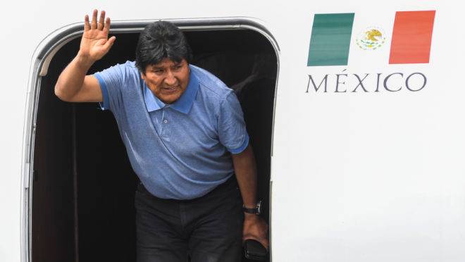 Ex-presidente boliviano Evo Morales acena ao desembarcar na Cidade do México