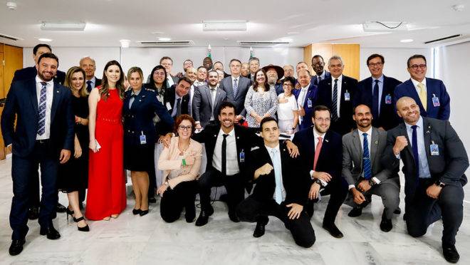 Bolsonaro e deputados na reunião que selou saída do grupo do PSL e anunciou o Aliança pelo Brasil.