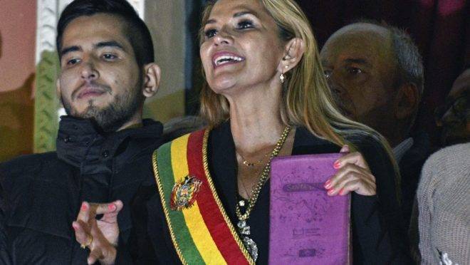 Jeanine Áñez discursa da sacada do Palácio Quemado em La Paz após assumir a presidência interina da Bolívia em uma sessão do congresso que não atingiu o quórum, 12 de novembro de 2019