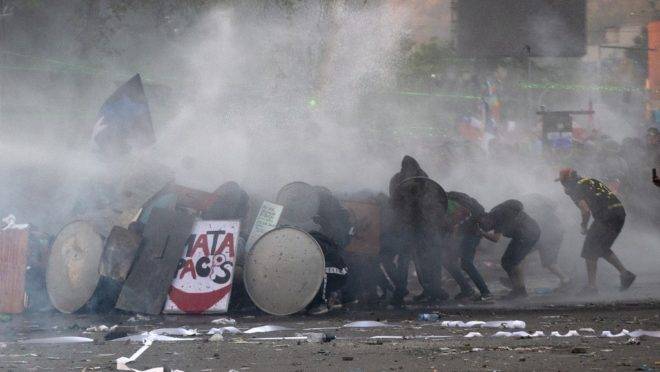 Choque entre manifestantes e forças de segurança durante protesto em Santiago, Chile, 12 de novembro de 2019