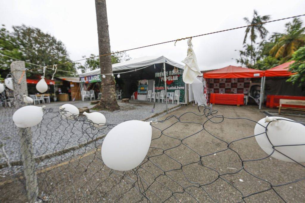 Poucas pessoas ainda são vistas no acampamento. Itens estão sendo carregados aos poucos em caminhões.