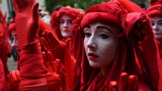 Ativistas do grupo ambientalista Extinction Rebellion: a face mais evidente da "religião secular do mundo moderno".