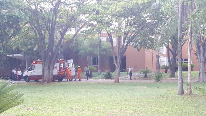 Ambulância entrou na embaixada da Venezuela