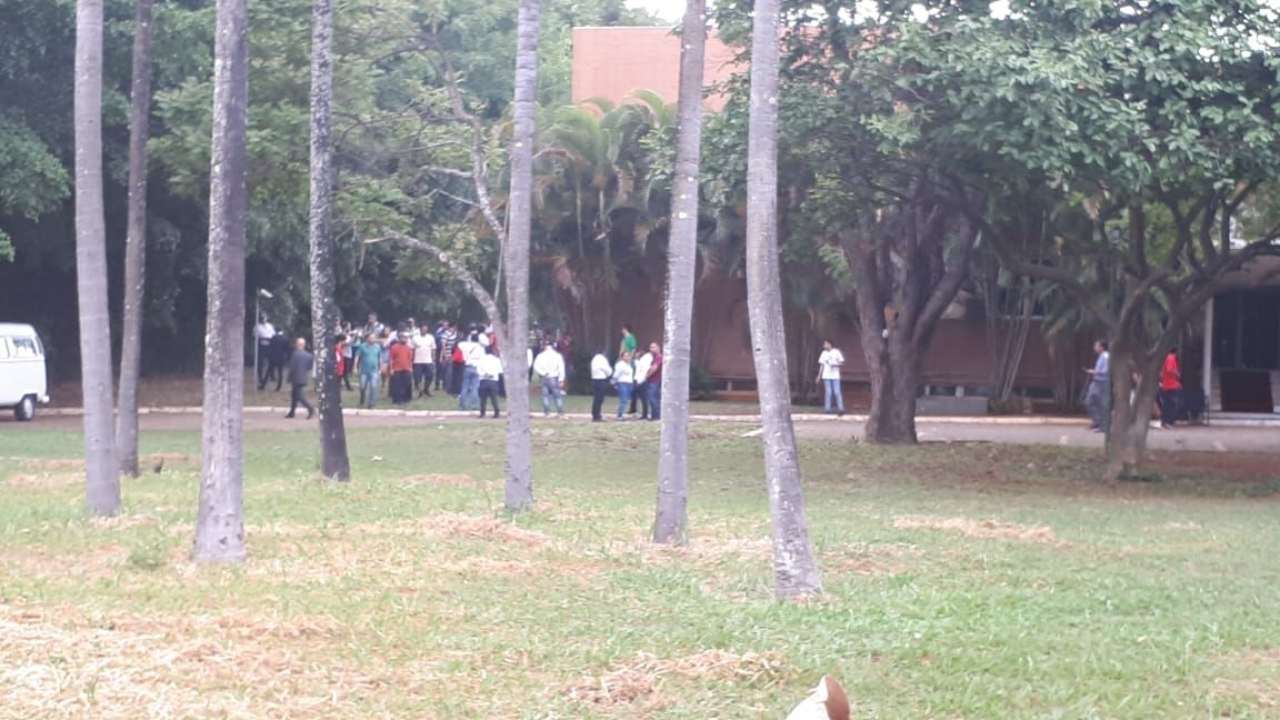 Grupo pró-Guaido foi retirado da embaixada da Venezuela com apoio da PM.