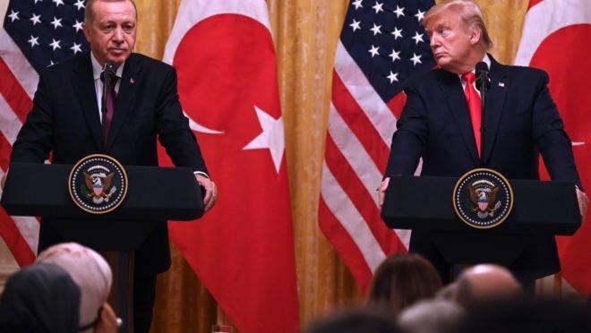O presidente dos EUA, Donald Trump, e o presidente da Turquia, Recep Erdogan, falam com a imprensa na Casa Branca, Washington, 13 de novembro de 2019