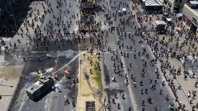 Polícia usa jatos d’água para dispersar manifestantes em Santiago, Chile, 12 de novembro de 2019