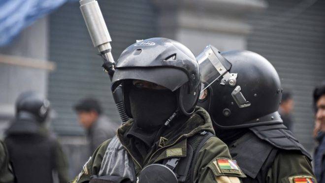 Polícia de choque em manifestação de apoiadores do ex-presidente da Bolívia Evo Morales e outros descontentes com a situação do país em La Paz, 13 de novembro de 2019